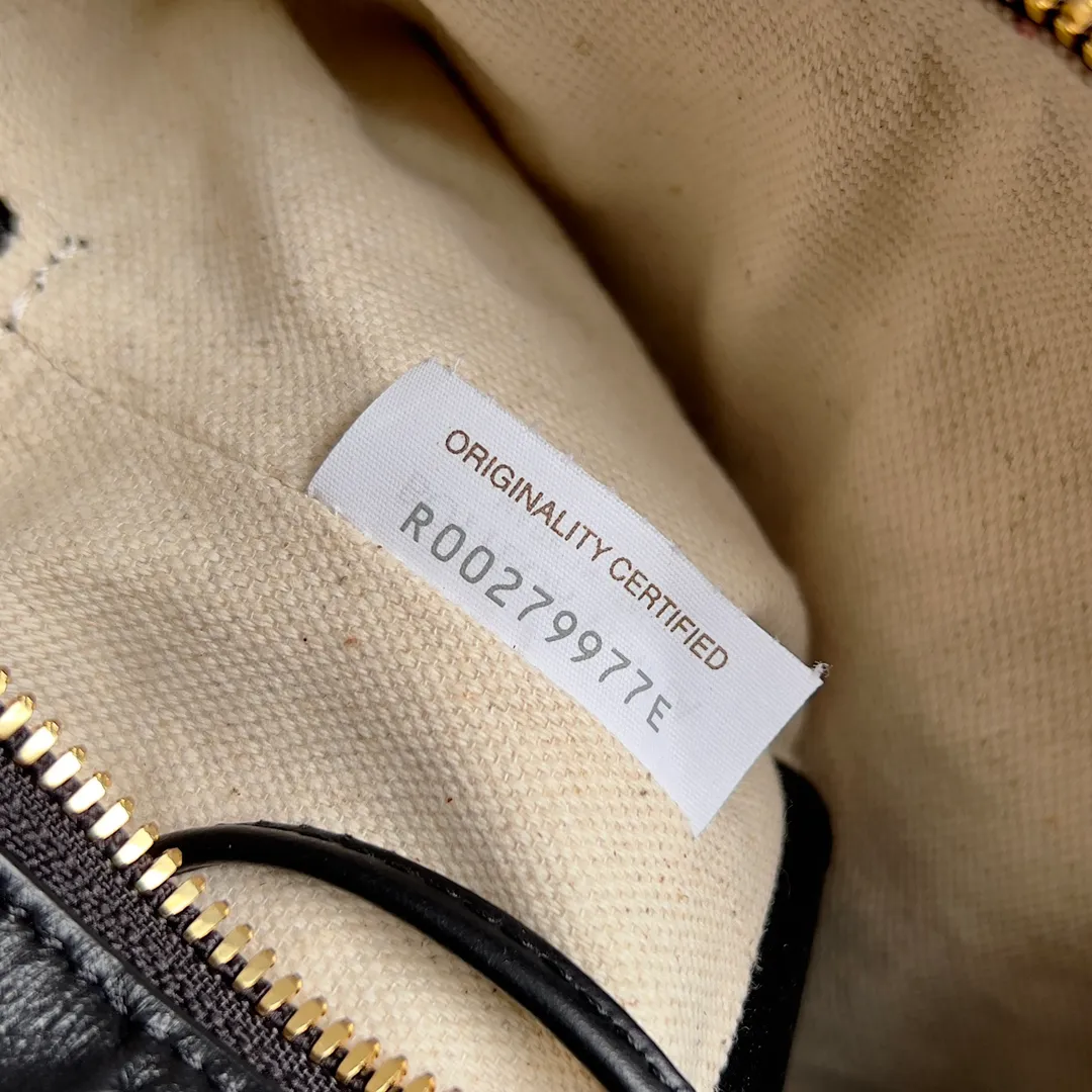 Batch 1360 BOTTEGA VENETA 2024 new loop is here! ! Many girls who like BV have owned the Loop bag. It has a simple appearance, classic weaving, and a compact and lightweight bag shape. This innovation continues the "camera bag" shape. Unlike the traditional Loop bag, which can only be worn as a crossbody bag, this innovation It can be carried by hand or cross-body, satisfying both the concave shape and daily needs. The oversized buckle can be folded and used as a handle. The sultry heat in summer ☀️ usually reduces people's desires. Having a lightweight bag will greatly enhance the happiness of traveling🫧 Style number: 796615 Size: 19*12*9cm
